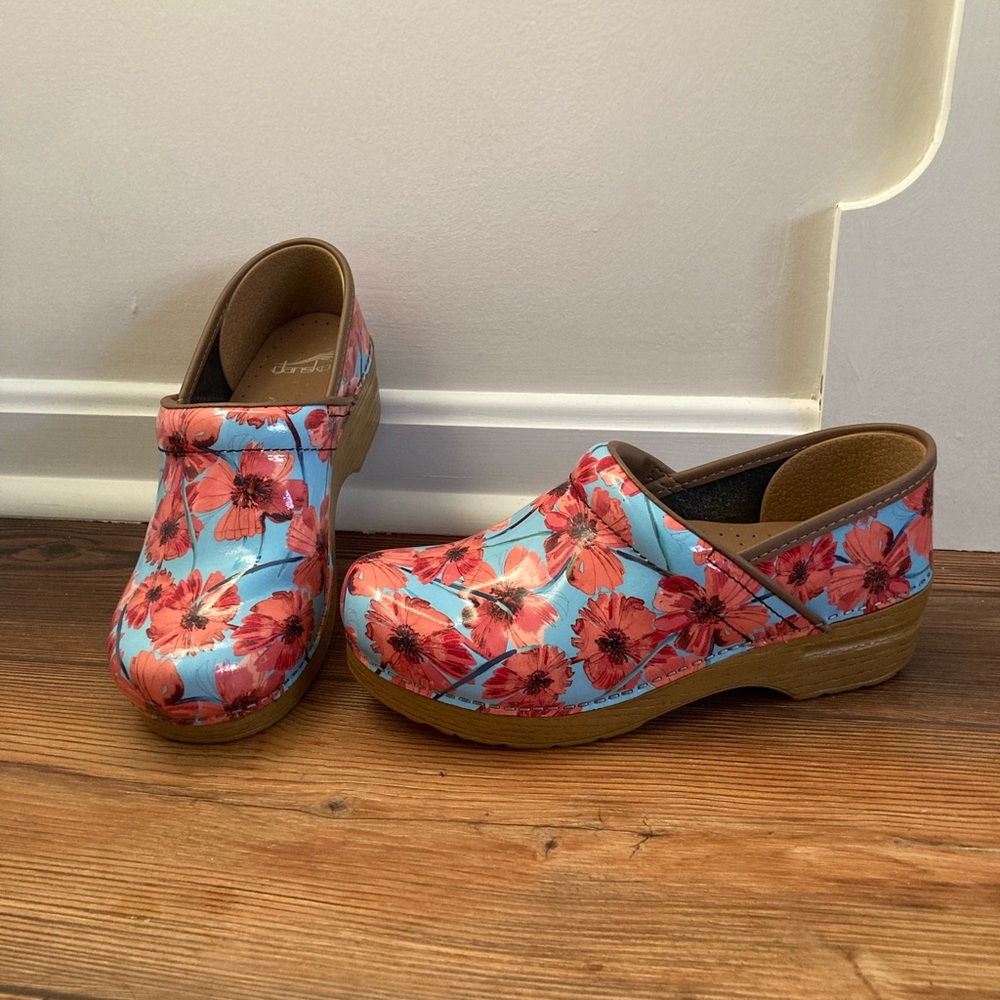 Dansko Poppy Poppies Professional Patent Leather Clogs size 39 US 8.5
